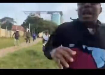 Security disperse #FreeNnamdiKanuNow protest with teargas, gunshots as Sowore, others flee