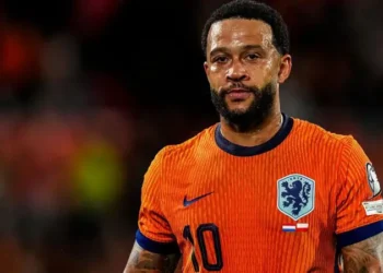 Depay late for Dutch duty over stolen passport