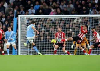 Man City spank Sunderland 3-0, cut Arsenal gap to two points