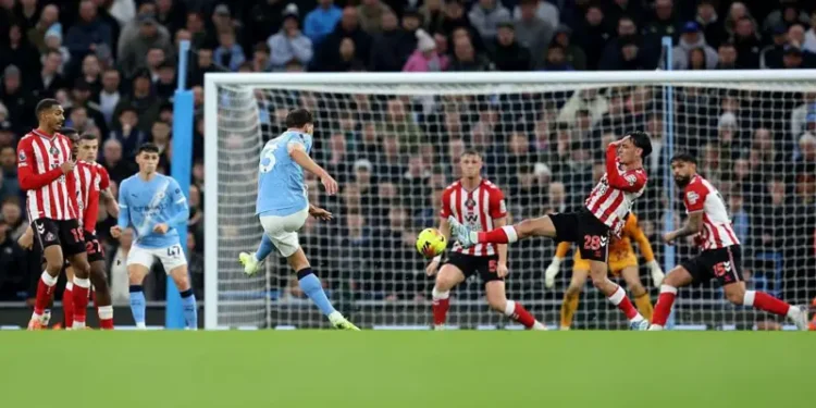 Man City spank Sunderland 3-0, cut Arsenal gap to two points