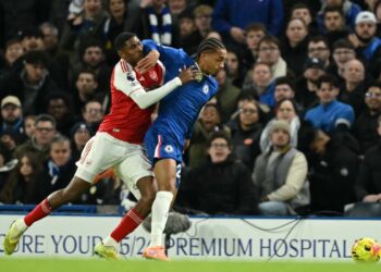 Gunners miss chance to go seven clear as 10-man Chelsea stand tall in draw