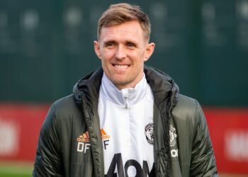 Fletcher takes charge at Man United but club plans to appoint caretaker coach