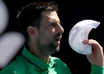 Djokovic sails into Australian Open third round