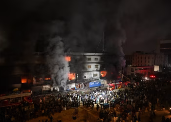 Huge fire in Pakistan shopping mall kills six people, dozens missing