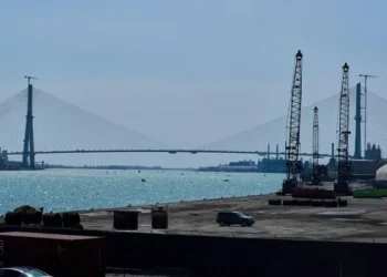 Trump threatens to block opening of US-Canada bridge