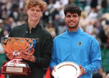 Sinner defeats Alcaraz to return to world top spot